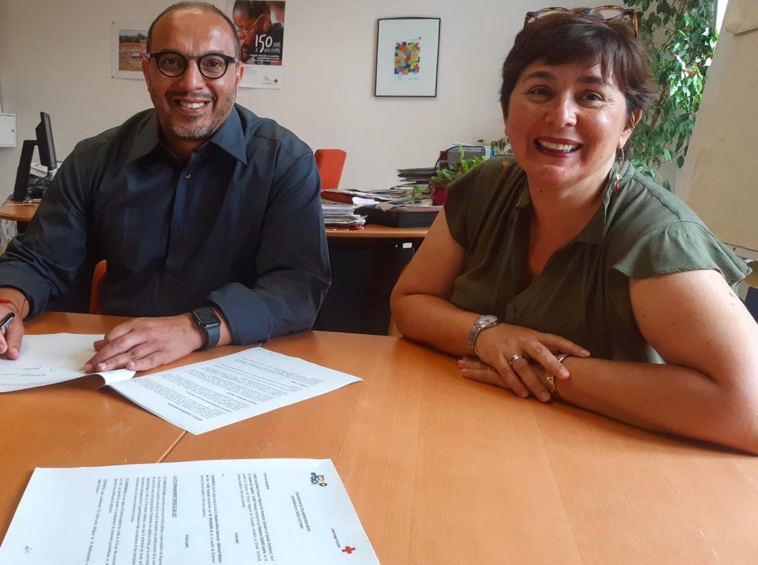 Sophie Cazard directrice de l'IRFSS Occitanie et Ali Mokadem, directeur général de Coopemploi lors de la signature de la convention autour des formations intérimaires