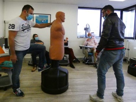 Le formateur Dan Bertrand et notre intérimaire en pleine séance d’entrainement de self-défense.